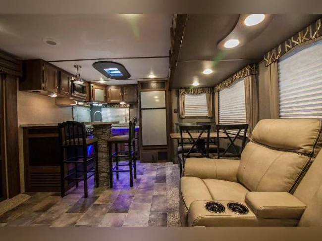 Roulotte Sprinter 312 MLS de 31 pieds 2017 - Camping Chutes aux Iroquois à Labelle thumbnail 5