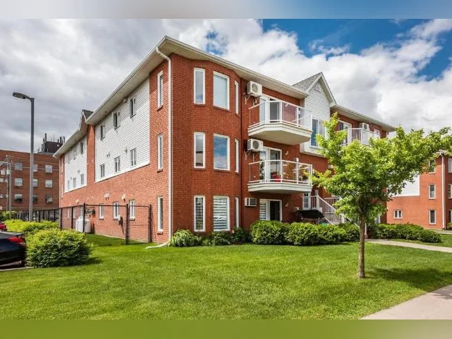 Superbe condo 4 1/2 a vendre a St Hubert pres de Parc de la cite