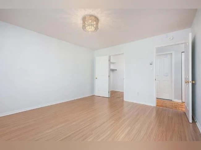 Superbe condo 4 1/2 a vendre a St Hubert pres de Parc de la cite thumbnail 5