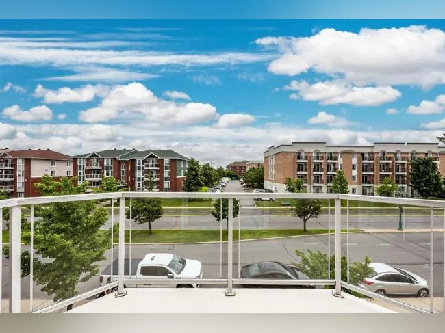 Superbe condo 4 1/2 a vendre a St Hubert pres de Parc de la cite thumbnail 2