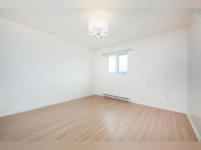 Superbe condo 4 1/2 a vendre a St Hubert pres de Parc de la cite thumbnail 7