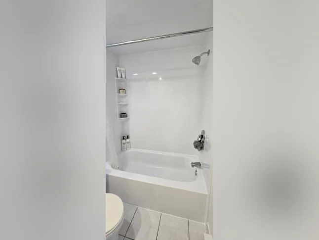 Logement meublé à Laval, stationnement inclus, près métro thumbnail 8