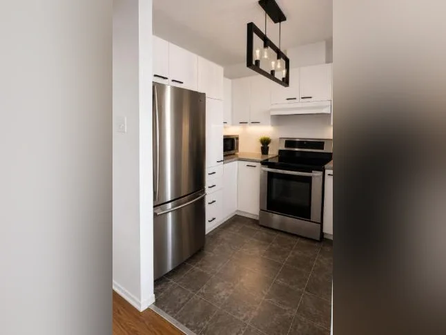 Logement meublé à Laval, stationnement inclus, près métro thumbnail 4