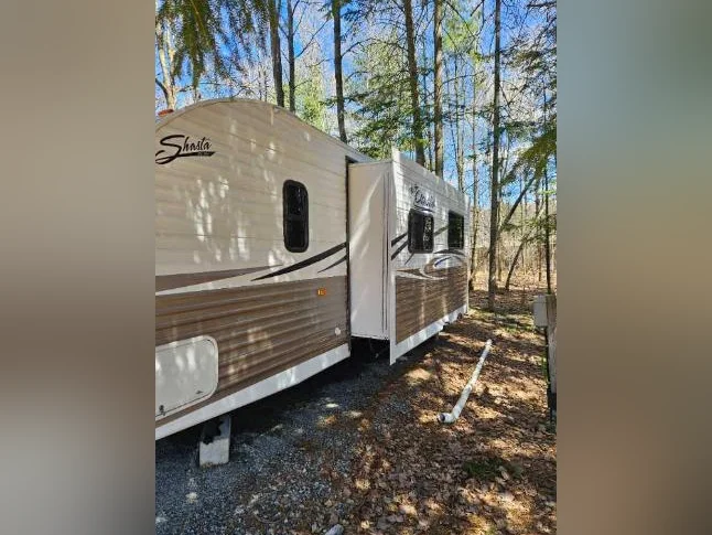 Roulotte forest river shasta oasis 26 pieds avec set up complet au camping kelly Ste-Julienne thumbnail 3