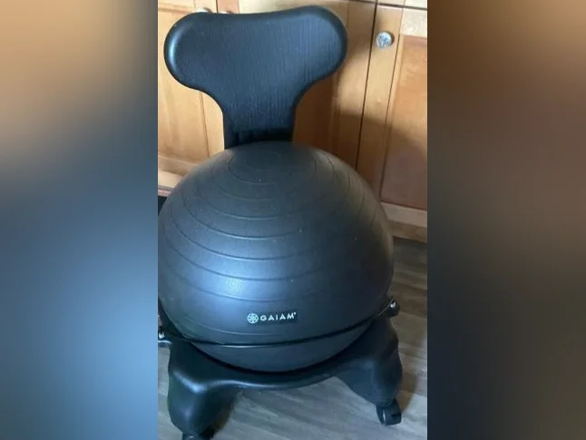 Gaiam - Chaise avec ballon d'exercice d'équilibre noir thumbnail 2