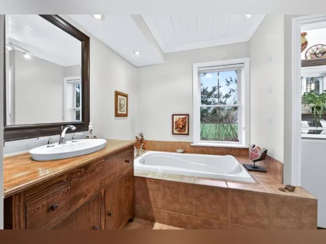 Maison de campagne ancestrale rénovée, aucun voisin, vue sur la rivière, piscine, 3 garages et bien plus thumbnail 4
