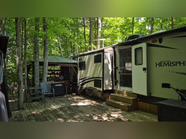 Set up et roulotte 2014 Forest River 33 pi à vendre au Camping Belle-vie à Ste-Julienne