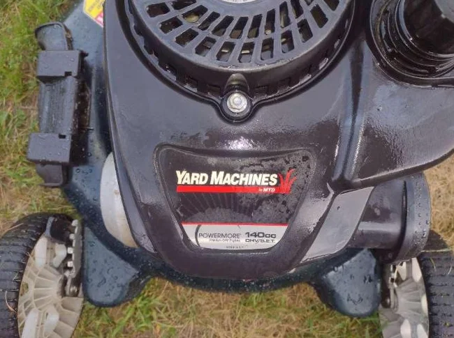 Tondeuse a gazon YARD MACHINE 140cc 21'' de coupe en excellente conditon thumbnail 2