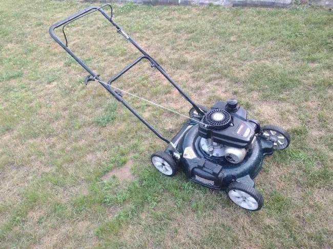 Tondeuse a gazon YARD MACHINE 140cc 21'' de coupe en excellente conditon