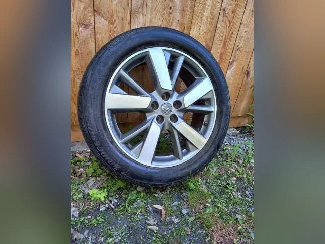 Nissan 4 Rim 20 pouces et 6 Pneus