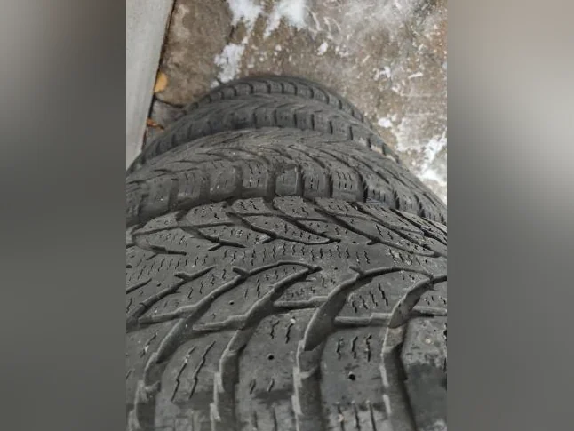 4 pneus hiver Nokian Hakkapeliitta 235-60R18 bon état thumbnail 2
