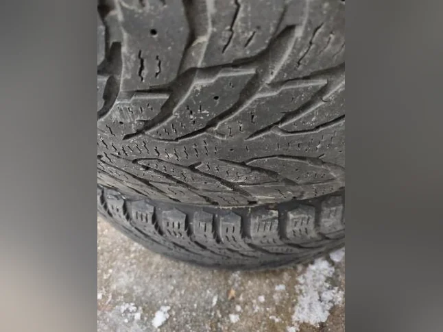 4 pneus hiver Nokian Hakkapeliitta 235-60R18 bon état thumbnail 4