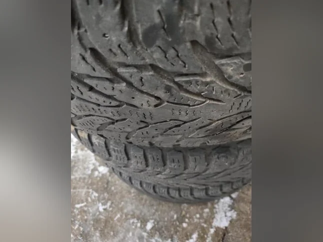 4 pneus hiver Nokian Hakkapeliitta 235-60R18 bon état thumbnail 3