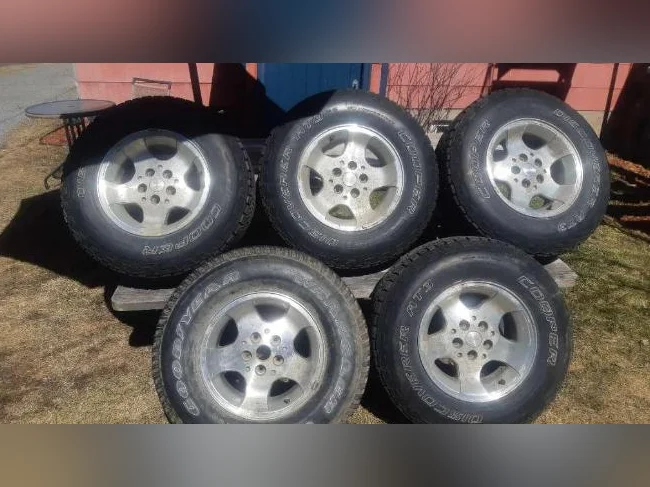 5 roues 15'x8' et 4 pneus 235/75R15 (hiver) moins de 5000Km