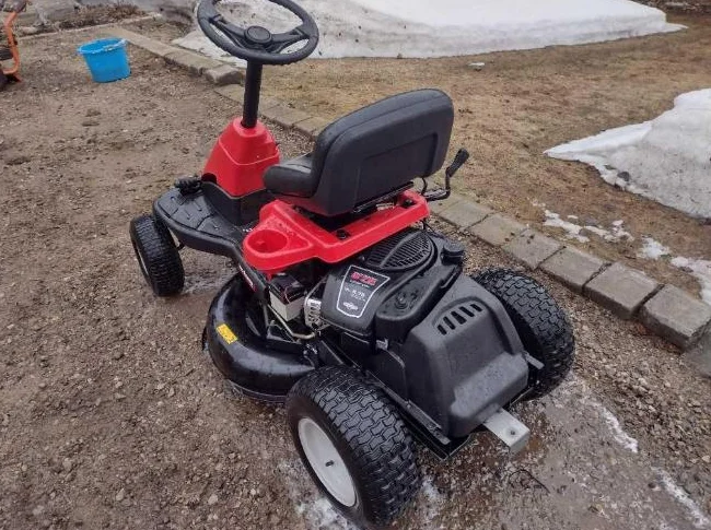 Tracteur a gazon YARD MACHINES 190cc 24'' de coupe annés 2015 tres propre, en excellente condition thumbnail 3