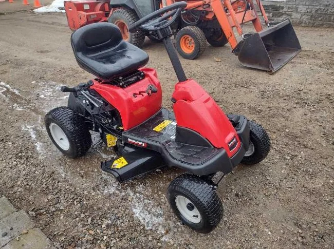 Tracteur a gazon YARD MACHINES 190cc 24'' de coupe annés 2015 tres propre, en excellente condition thumbnail 2
