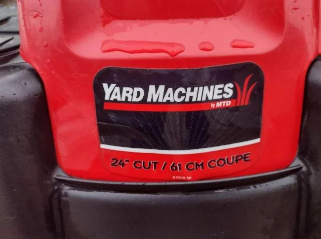 Tracteur a gazon YARD MACHINES 190cc 24'' de coupe annés 2015 tres propre, en excellente condition thumbnail 6