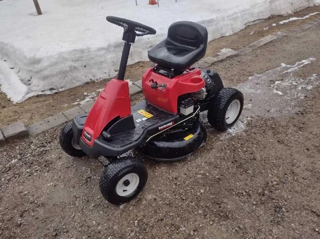 Tracteur a gazon YARD MACHINES 190cc 24'' de coupe annés 2015 tres propre, en excellente condition
