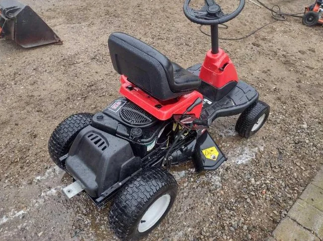 Tracteur a gazon YARD MACHINES 190cc 24'' de coupe annés 2015 tres propre, en excellente condition thumbnail 4
