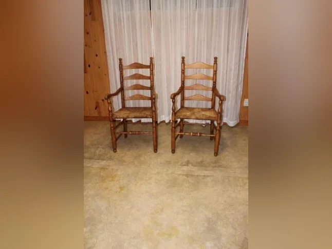 Chaises capitaines anciennes (1930) antique 25$ch, livrées