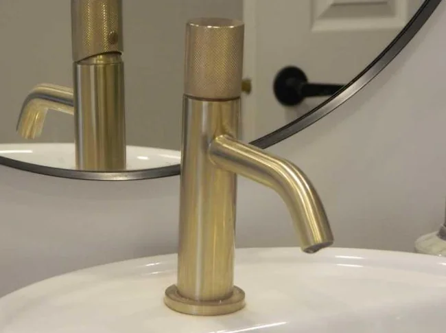 ROBINETTERIE DORÉE POUR LAVABO