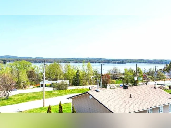 Luxueux 4 1/2 disponible 1er octobre, construction 2023, merveilleuse vue sur le Lac Magog thumbnail 5