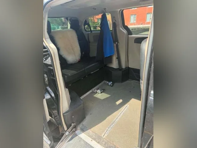 Dodge Grand Caravan Crew adapté pour personne en fauteuil roulant thumbnail 7