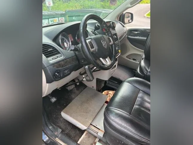Dodge Grand Caravan Crew adapté pour personne en fauteuil roulant thumbnail 3