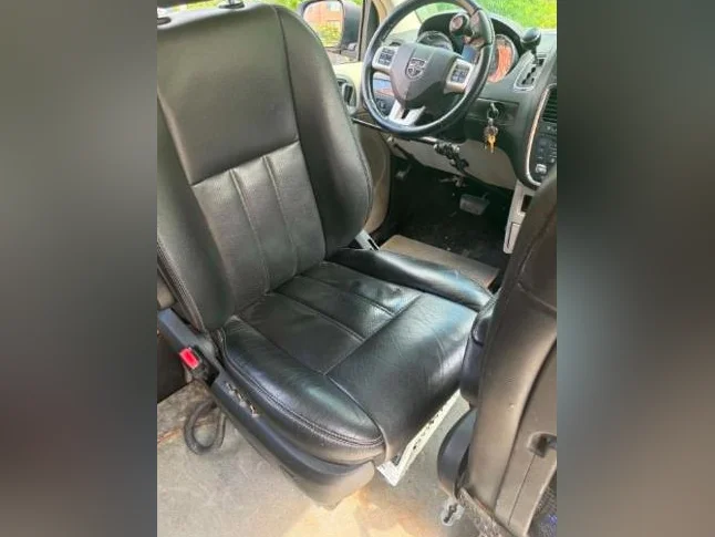Dodge Grand Caravan Crew adapté pour personne en fauteuil roulant thumbnail 4