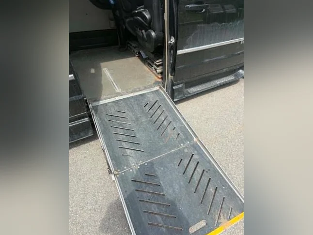 Dodge Grand Caravan Crew adapté pour personne en fauteuil roulant thumbnail 6