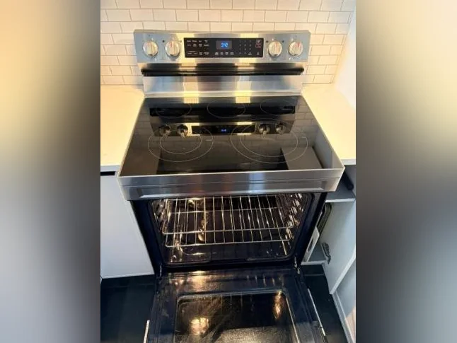 Cuisinière vitro céramique SAMSUNG Modèle Smart Things parfaite