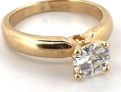 Moissanite solitaire d'environ 1.2 ct monté sur une bague or jaune.