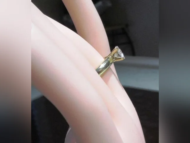 Moissanite solitaire d'environ 1.2 ct monté sur une bague or jaune. thumbnail 2