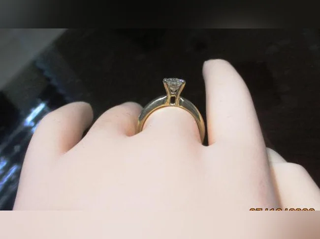 Moissanite solitaire d'environ 1.2 ct monté sur une bague or jaune. thumbnail 3