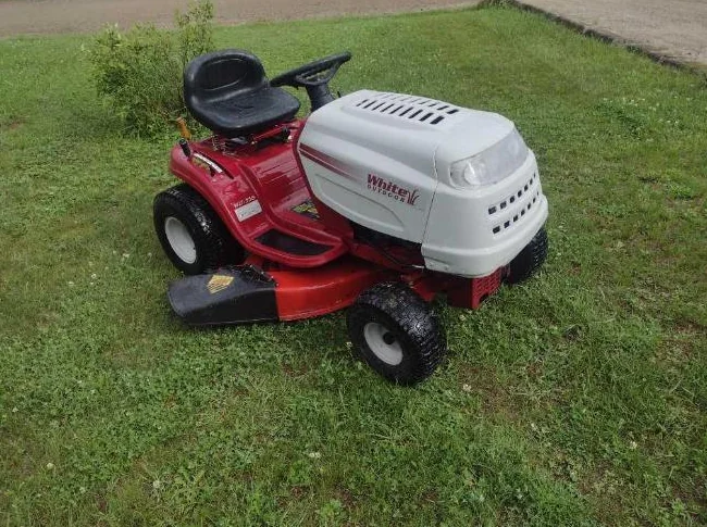 Tracteur a gazon WHITE OUTDOOR 15.5 hp 38'' de coupe en bonne condition
