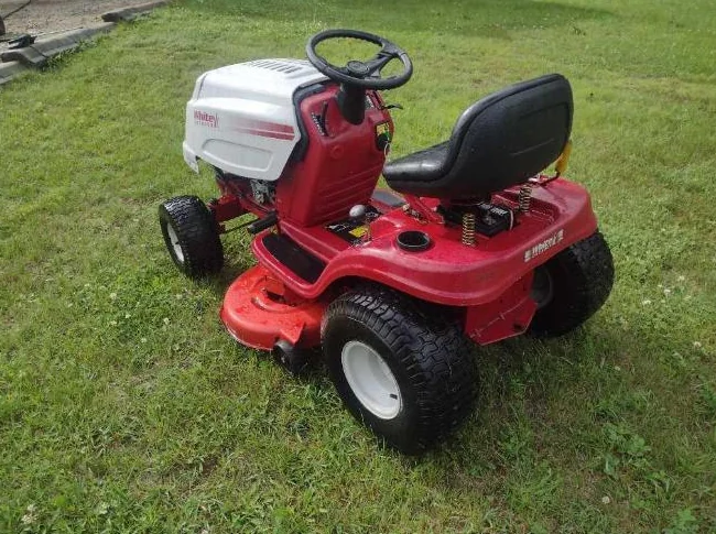 Tracteur a gazon WHITE OUTDOOR 15.5 hp 38'' de coupe en bonne condition thumbnail 3