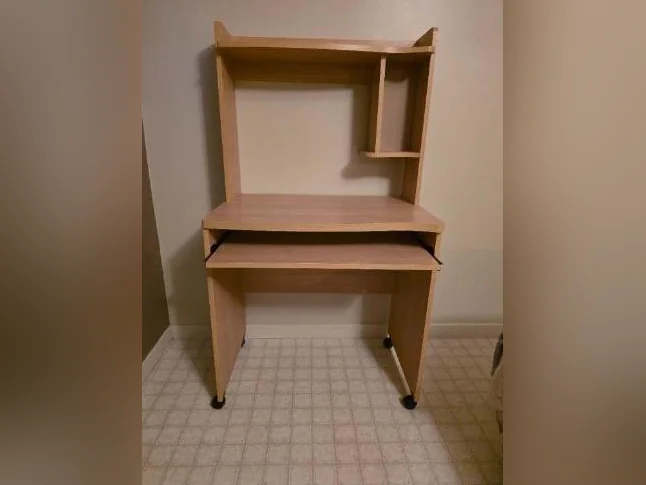 Bureau de travail avec huche et support pour clavier