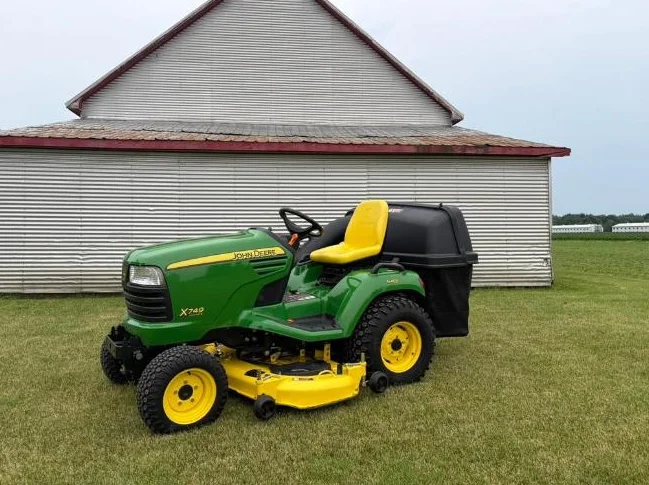 John Deere X749