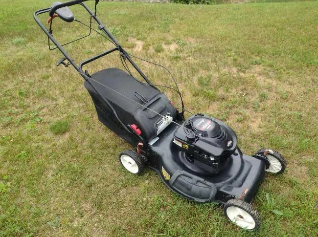 Tondeuse a gazon autopropulsé MURRAY 6 hp  22'' de coupe avec sac en tres bonne condition