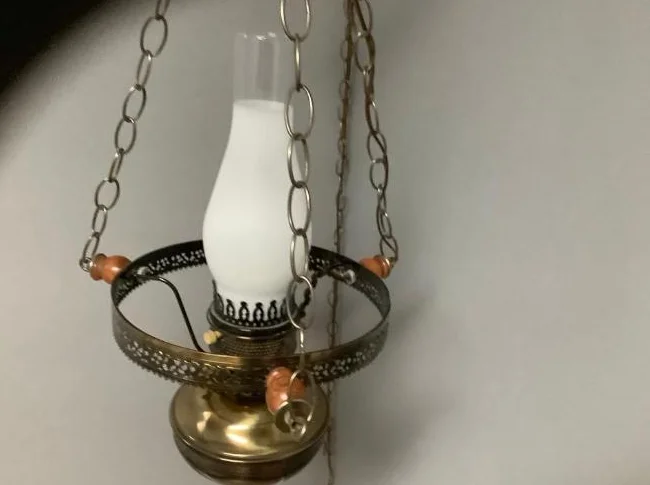 Magnifique lampe suspendue en verre blanc/laiton antique thumbnail 3