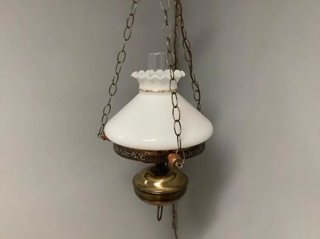 Magnifique lampe suspendue en verre blanc/laiton antique