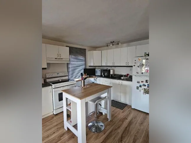 Grand 31/2 à  louer  lumineux haut  d'un  duplex cartier St Anne  Chicoutimi Nord  Saguenay disponible dès  août 2026