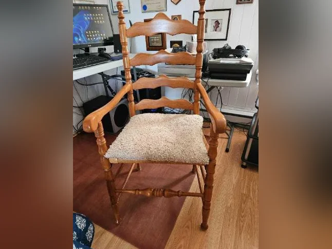 Chaise colonial en Érable de Colombie thumbnail 4