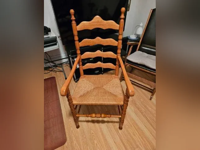 Chaise colonial en Érable de Colombie thumbnail 2