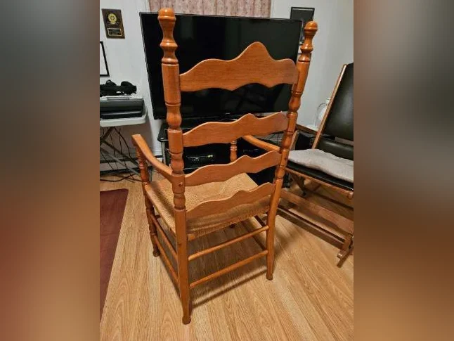 Chaise colonial en Érable de Colombie thumbnail 3