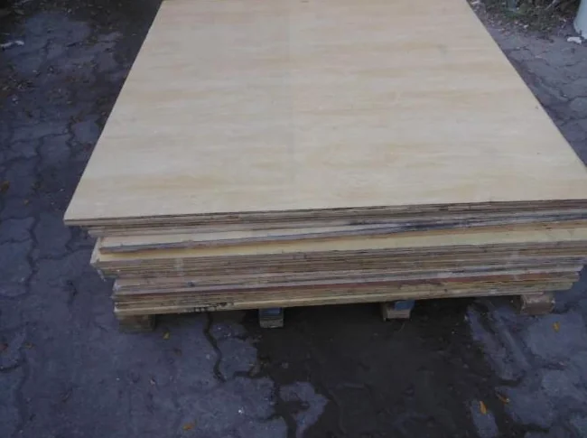 100 plywood 3/4 de 41 par 44 pouce avec petit trou de vis A $7.ch