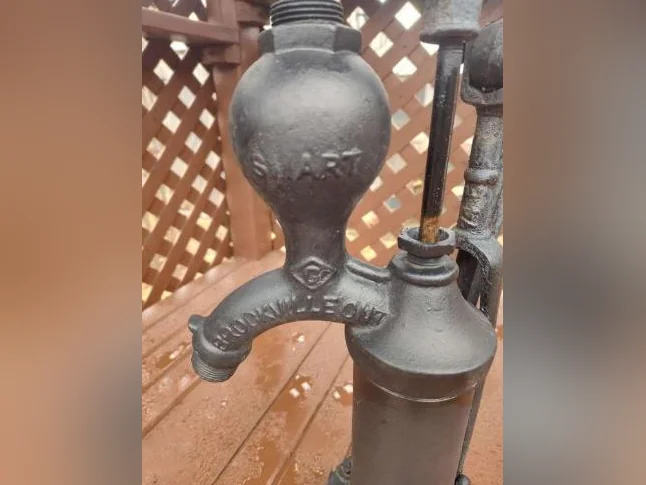 Pompe eau manuel, en fonte de marque Brookville Ont Smart, antique année 1919-1920 environ de 20 po 9po demande 185$ thumbnail 2