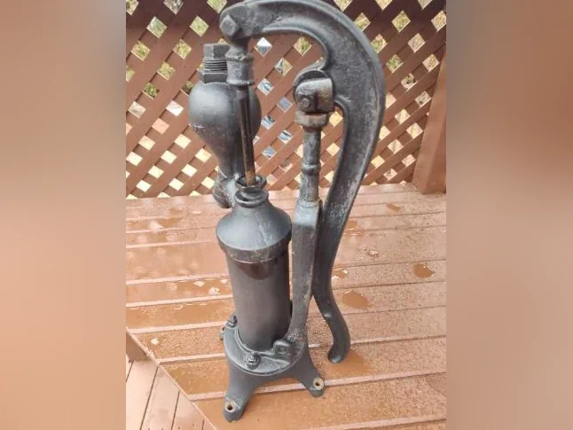 Pompe eau manuel, en fonte de marque Brookville Ont Smart, antique année 1919-1920 environ de 20 po 9po demande 185$ thumbnail 3