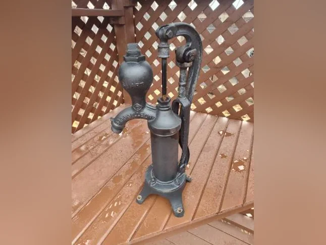 Pompe eau manuel, en fonte de marque Brookville Ont Smart, antique année 1919-1920 environ de 20 po 9po demande 185$