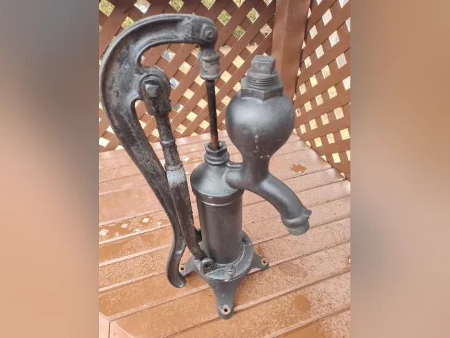 Pompe eau manuel, en fonte de marque Brookville Ont Smart, antique année 1919-1920 environ de 20 po 9po demande 185$ thumbnail 7